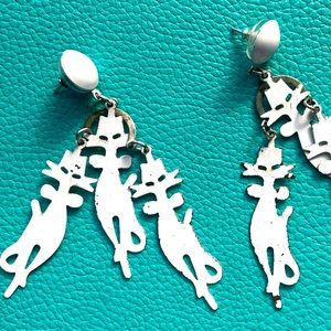 VTG White painted metal Dangling Mod Kitty Earrings